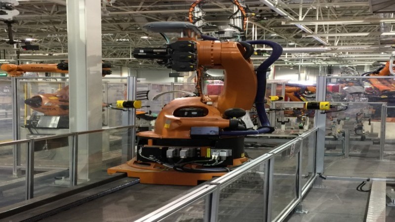 Split-view comparison of deterministic and adaptive welding automation showing stable parts on one side and sensor-guided seam tracking on the other