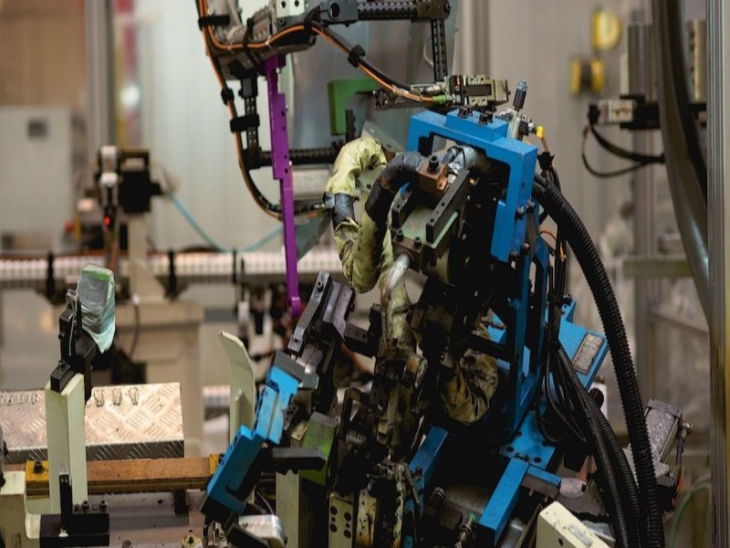 flexible robotic welding system by iKratz for high-precision automotive production