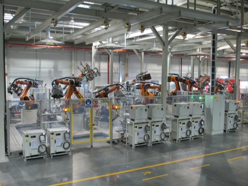 Comprehensive integration of an automated bodyside welding line for automotive Body-in-White (BIW) production.