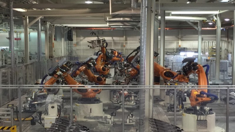 Robotic welding process highlighting thermal control, heat concentration, and stable weld quality in automated manufacturing