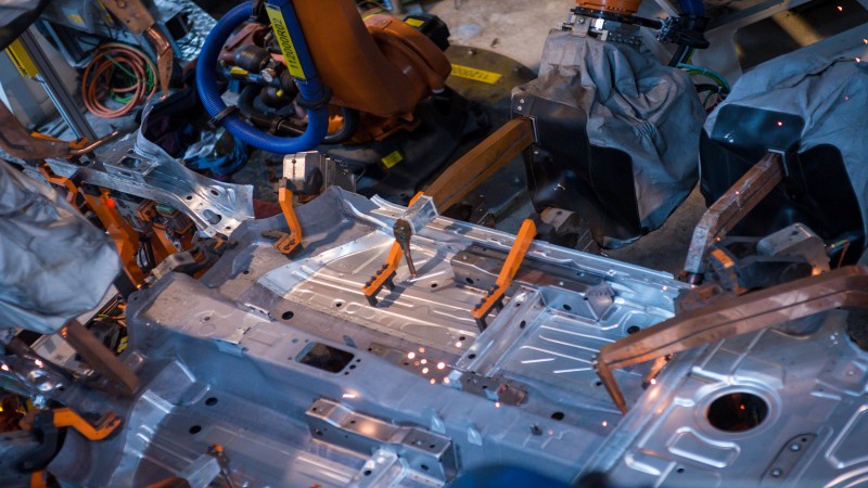 Comparison chart showing differences between turnkey manufacturing and contract manufacturing in scope, control, and accountability