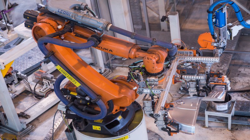 Visual comparison of turnkey manufacturing and multi-vendor sourcing for industrial projects