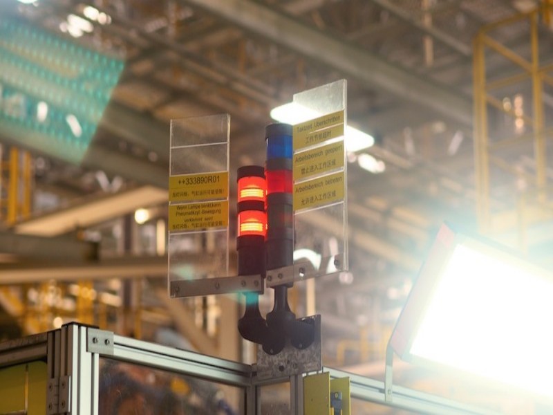 iKratz robotic flexible automation system installed in an automotive production line